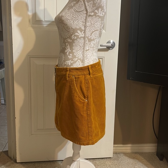 Corduroy Arizona Jeans Mini skirt, golden color, sz 11 - Picture 2 of 6